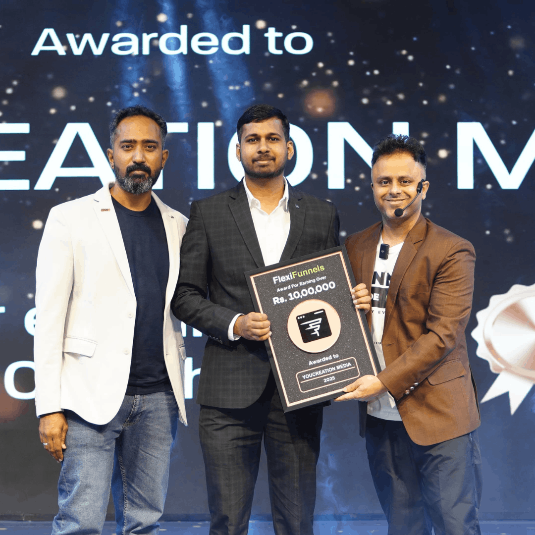 Vikas Kumar receiving the FlexiFunnels award for business excellence